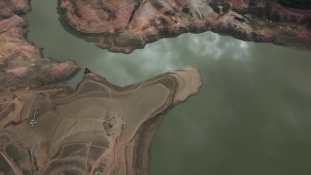 Αεροφωτογραφία Του Sau Ταμιευτήρα Μπλε Πράσινο Ποταμό Ter Ακτογραμμή Κοιτάζοντας — Αρχείο Βίντεο