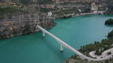 Mavi su gölünün üzerindeki güzel köprünün hava görüntüsü oldukça rüzgarlı bir günde. Corte de Pallas, Valencia, İspanya yüksek kaliteli 4K görüntü.