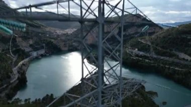 Rüzgarlı bir günde mavi su gölü üzerinden güzel bir köprünün havadan çekilmiş görüntüsü. Corte de Pallas, Valencia, İspanya yüksek kaliteli 4K görüntü.