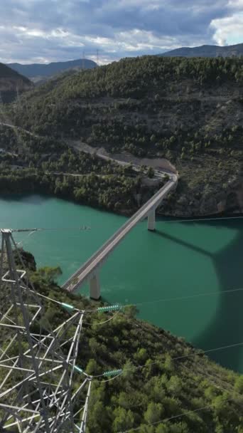 Zdjęcie Lotnicze Pięknego Mostu Nad Błękitnym Jeziorem Dość Wietrzny Dzień — Wideo stockowe