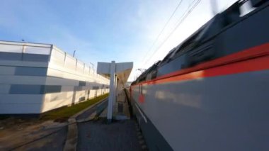 Dinamik FPV insansız hava aracı görüntüsü, Moskova Merkez Çapı tren istasyonunda güneşli bir gün, 01 Aralık 2022, Moskova, Rusya. Yüksek kalite 4k görüntü