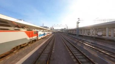 Dinamik FPV insansız hava aracı görüntüsü, Moskova Merkez Çapı tren istasyonunda güneşli bir gün, 01 Aralık 2022, Moskova, Rusya. Yüksek kalite 4k görüntü