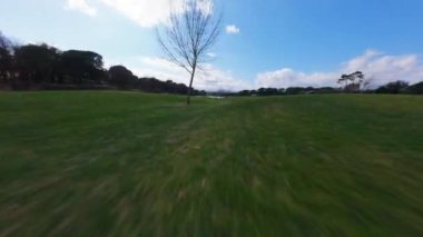 Boş Camiral Golf Sahası ve Sahne Çevresi, Camiral Golf ve Wellness Girona 'nın dinamik FPV drone görüntüsü. Güneşli bir gün, yüksek kaliteli 4K görüntüler.