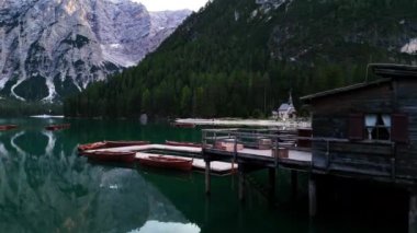 Yazın Dolomitler 'deki Braies Gölü' nün BrAerial manzarası, su yansımaları. Braies Gölü 'nün yüzeyinde yüzen tekneler. Avrupa Alpleri. Ünlü şehir simgesi, seyahat...