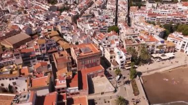 Güneşli bir günde Sitges sahil köyü ve Iglesia de San Bartolome y Santa Tecla 'nın hava manzarası. Yüksek kalite 4k görüntü