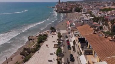 Güneşli bir günde Sitges sahil köyü ve Iglesia de San Bartolome y Santa Tecla 'nın hava manzarası. Yüksek kalite 4k görüntü