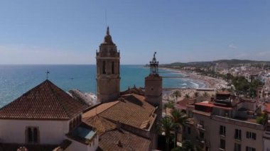 Güneşli bir günde Sitges sahil köyü ve Iglesia de San Bartolome y Santa Tecla 'nın hava manzarası. Yüksek kalite 4k görüntü