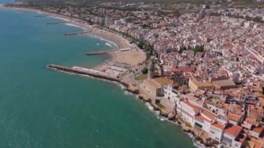 Güneşli bir günde Sitges sahil köyü ve Iglesia de San Bartolome y Santa Tecla 'nın hava manzarası. Yüksek kalite 4k görüntü