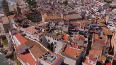 Güneşli bir günde Sitges sahil köyü ve Iglesia de San Bartolome y Santa Tecla 'nın hava manzarası. Yüksek kalite 4k görüntü