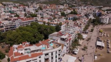 Güneşli bir günde Sitges sahil köyü ve Iglesia de San Bartolome y Santa Tecla 'nın hava manzarası. Yüksek kalite 4k görüntü