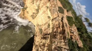 Fpv, Faro sahilinin güneşli bir günde kayalık kayalıklarla çekilmiş yüksek dinamik görüntüsü. Yüksek kalite 4k görüntü