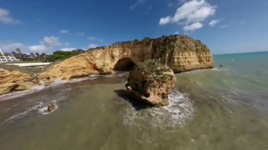 Fpv, Faro sahilinin güneşli bir günde kayalık kayalıklarla çekilmiş yüksek dinamik görüntüsü. Yüksek kalite 4k görüntü