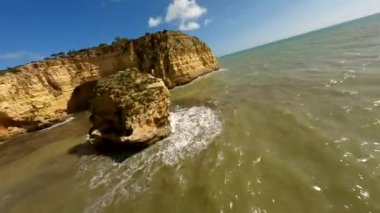 Fpv, Faro sahilinin güneşli bir günde kayalık kayalıklarla çekilmiş yüksek dinamik görüntüsü. Yüksek kalite 4k görüntü