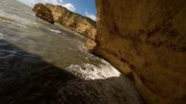 Fpv, Faro sahilinin güneşli bir günde kayalık kayalıklarla çekilmiş yüksek dinamik görüntüsü. Yüksek kalite 4k görüntü