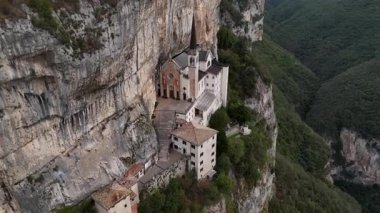 Madonna della Corona 'nın mabedi: İnancın doğanın yüceliğiyle buluştuğu cennet ve yeryüzü arasında asılı kalmış..