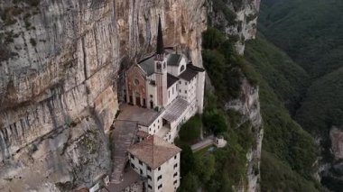 Madonna della Corona 'nın mabedi: İnancın doğanın yüceliğiyle buluştuğu cennet ve yeryüzü arasında asılı kalmış..