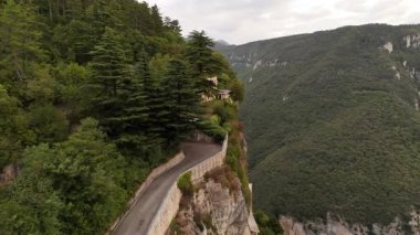 Madonna della Corona 'nın mabedi: İnancın doğanın yüceliğiyle buluştuğu cennet ve yeryüzü arasında asılı kalmış..