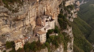 Madonna della Corona 'nın mabedi: İnancın doğanın yüceliğiyle buluştuğu cennet ve yeryüzü arasında asılı kalmış..