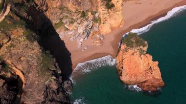 Begur Sa Tuna sahilinin insansız hava aracı görüntüleri. Sahile yakın küçük tekneler ve yelkenli yatlar. İspanyol kıyı köyünün turkuaz mavi suyu. Seyahat yeri. Yüksek kalite 4k görüntü