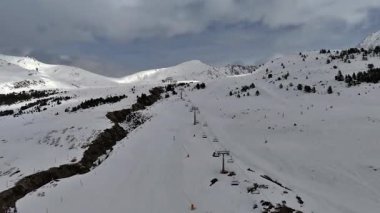 Baqueira Bere Kayak Tatil Köyü 'nün Hava Dronu, Kayakçılar ve Başkanlarla Karlı Pireneler Dağları