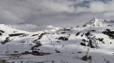 Baqueira Bere Kayak Tatil Köyü 'nün Hava Dronu, Kayakçılar ve Başkanlarla Karlı Pireneler Dağları