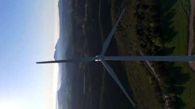 Eolico de Rubio, İspanya - Nisan 2025. Yenilenebilir enerji üreten rüzgar türbini tarlasının hava araçlarıyla yakın görüntüsü, enerji sektörünün sürdürülebilir enerji çözümleri konusunda küresel ortağıdır. Yüksek kalite 4k görüntü
