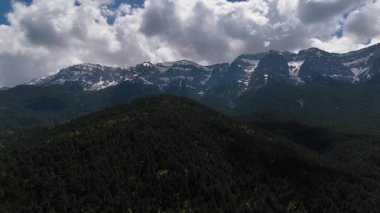 İspanya 'nın Lleida kentindeki uzak bir dağ köyü olan Cava' nın Pireneler 'in dramatik zirveleriyle çevrili hava görüntüleri. Geleneksel taş evler, dolambaçlı yollar ve geniş doğal manzaralar...