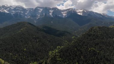 İspanya 'nın Lleida kentindeki uzak bir dağ köyü olan Cava' nın Pireneler 'in dramatik zirveleriyle çevrili hava görüntüleri. Geleneksel taş evler, dolambaçlı yollar ve geniş doğal manzaralar...