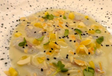 Sebzeli et ve limon sosu tabakta servis edilir.