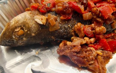 Fırında levrek ve kızarmış sebze.