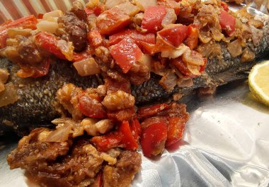 Fırında levrek ve kızarmış sebze.