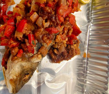 Fırında levrek ve kızarmış sebze.