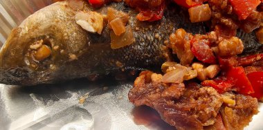 Fırında levrek ve kızarmış sebze.