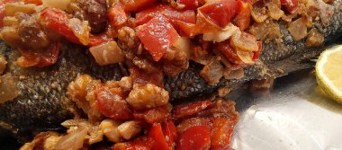 Fırında levrek ve kızarmış sebze.