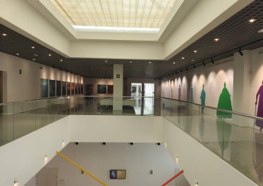 Malaga, İspanya-Ekim 2022. Malaga 'daki Picasso Müzesi. Kübizm sanatının detaylarını görebilirsiniz..