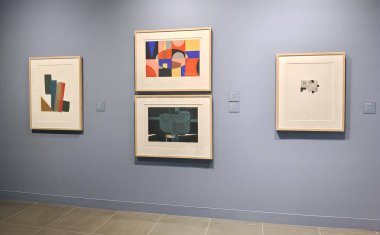 Malaga, İspanya-Ekim 2022. Malaga 'daki Picasso Müzesi. Kübizm sanatının detaylarını görebilirsiniz..