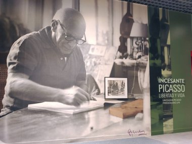 Malaga, İspanya-Ekim 2022. Malaga 'daki Picasso Müzesi. Kübizm sanatının detaylarını görebilirsiniz..