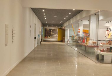 Malaga, İspanya-Ekim 2022. Malaga 'daki Picasso Müzesi. Kübizm sanatının detaylarını görebilirsiniz..