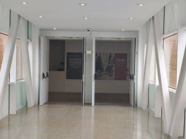 Malaga, İspanya-Ekim 2022. Malaga 'daki Picasso Müzesi. Kübizm sanatının detaylarını görebilirsiniz..