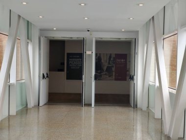 Malaga, İspanya-Ekim 2022. Malaga 'daki Picasso Müzesi. Kübizm sanatının detaylarını görebilirsiniz..