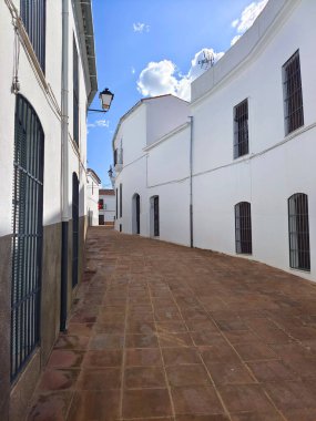 Extemadura 'da Azuaga Sokağı güneşli bir günde.