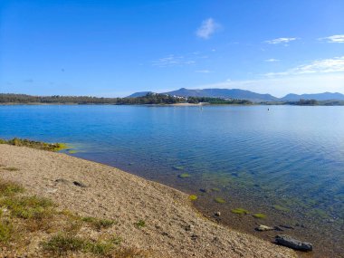 Güneşli bir günde İspanya 'nın merkezinde Extremadura' nın çayırlarında