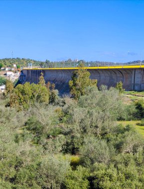 Güneşli bir günde İspanya 'nın merkezinde Extremadura' daki çayırlar