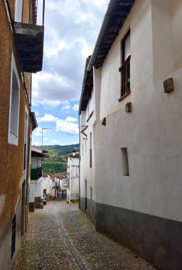 Guadalupe Caddesi, Extemadura Bulutlu bir günde ortaçağ evleriyle