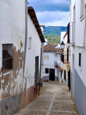 Guadalupe Caddesi, Extemadura Bulutlu bir günde ortaçağ evleriyle