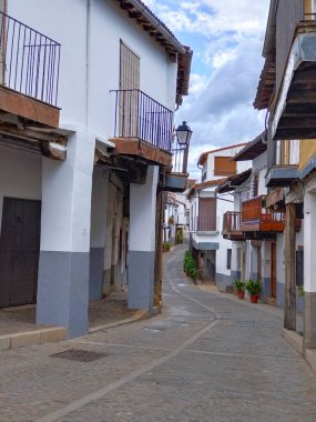 Guadalupe Caddesi, Extemadura Bulutlu bir günde ortaçağ evleriyle