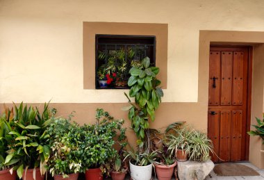 Guadalupe Caddesi, Extemadura Bulutlu bir günde ortaçağ evleriyle