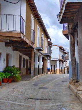 Guadalupe Caddesi, Extemadura Bulutlu bir günde ortaçağ evleriyle