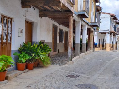 Guadalupe Caddesi, Extemadura Bulutlu bir günde ortaçağ evleriyle