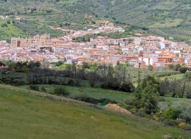 Caceres eyaletindeki Guadalupe 'deki evler bulutlu bir günde dağlarla çevrili.